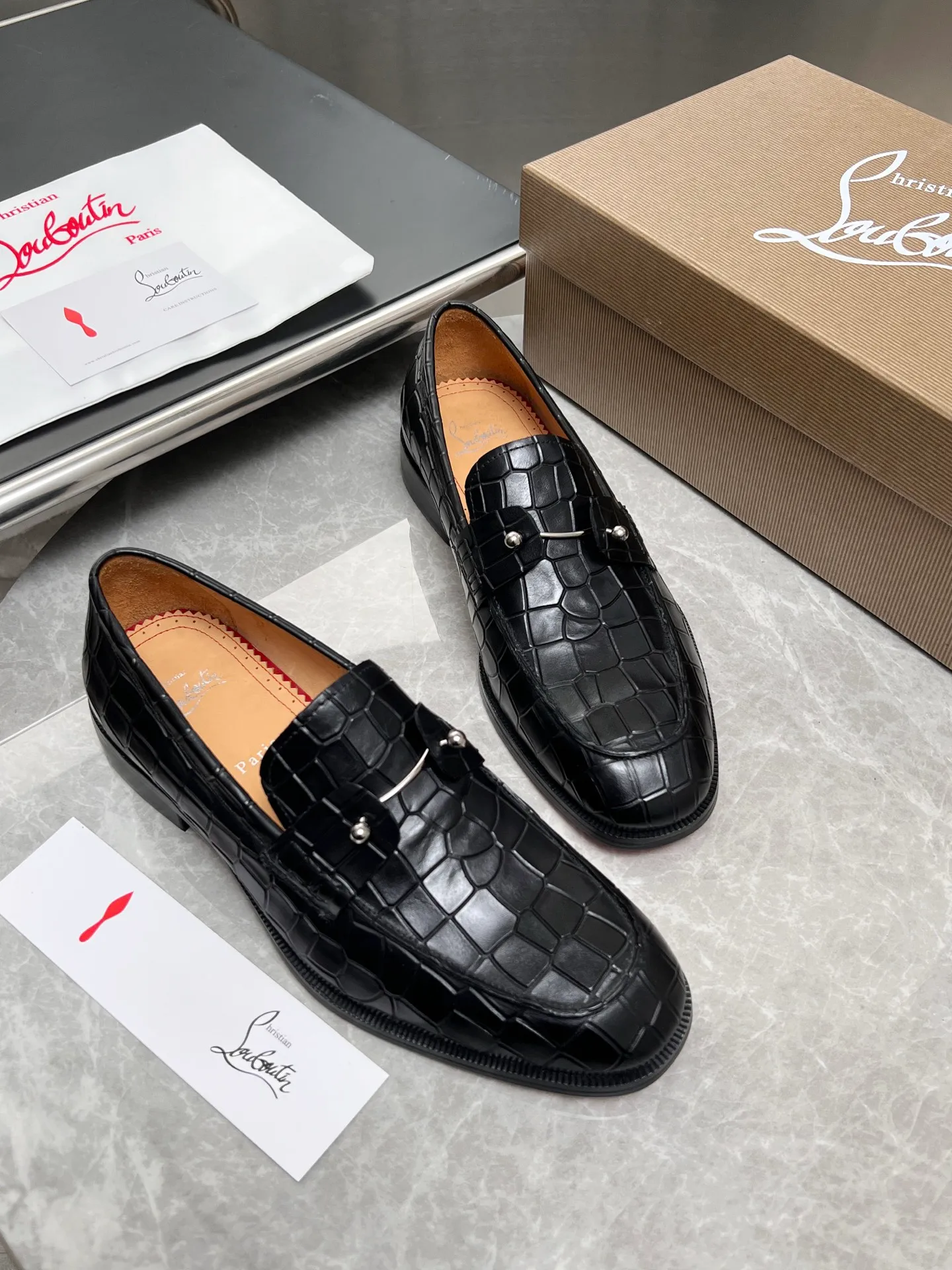 [CL red sole] Top P: 900💰 Number of yards: 39~44 (38.4546. Customized, non-refundable) CL new men's formal shoes Loaf leather shoes Christia* Loubouti* red sole shoes The red sole is luxurious and elegant, reshaping the style boundary of casual formal wear. It is extremely innovative in material selection, and creates a rich visual and tactile experience through the collision of different materials! Made of top-grade calfskin/glossy patent leather/spliced ​​technical fabric in contrasting colors. The upper is stitched by hand with fine and even stitching. It is based on the square-toe loafer shoe shape, with neat and elegant lines, which fits the toughness of men's wear. The upper is embellished with metal rivets, injecting individual details into classic loafers, breaking the mediocrity of casual shoes, and giving a concrete expression of "low-key luxury". From the original color/red cowhide lining inside the shoe to the instantly recognizable red sole, the "red sole" is not only the brand's visual identity, but also a "luxury codeword" when walking. The red sole exposed inadvertently conveys taste and identity instantly. From the innovative splicing of materials, to the personalized fusion of design, to the ingenious inheritance of craftsmanship, the Christian Louboutin men's loafer series is not only a pair of casual shoes, but also a "yuppie style" dressing weapon for men. Whether it is a casual business meeting or a casual look for daily travel, it can help you become a unique and stylish man in every occasion with its "red Loaf" attitude.